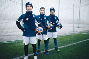 Ćwiczenia piłkarskie na zimowym obozie dla dzieci