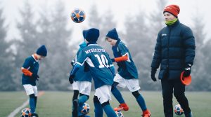 Ćwiczenia piłkarskie na zimowym obozie dla dzieci