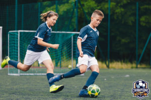 trening chłopców na obozie piłkarskim w letni dzień