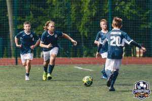 mecz piłkarski chłopców w wieku 13 lat na obozie sportowym