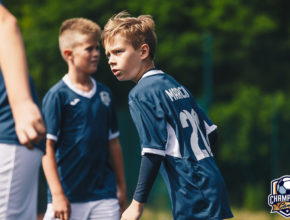 mecz piłkarski chłopców w wieku 11 lat na profesjonalnym obozie piłkarskim