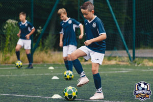 trening chłopców na obozie piłkarskim w letni dzień