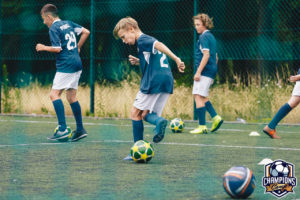 mecz piłkarski chłopców w wieku 12 lat na obozie piłkarskim